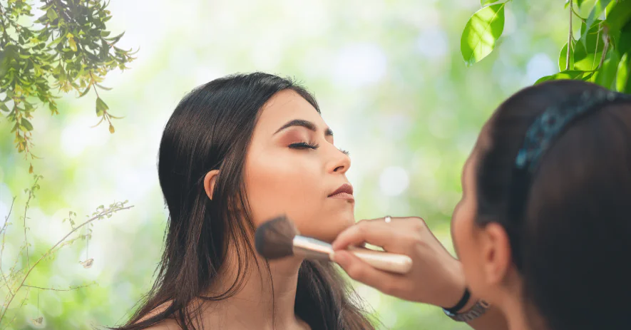 How to make beach makeup that lasts a long day